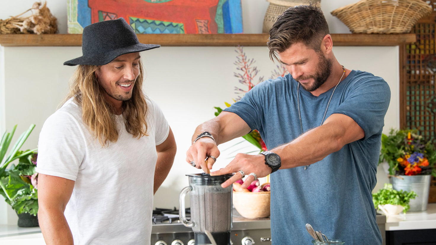 Chris Hemsworth and Simon Hill watch a smoothie being blended.