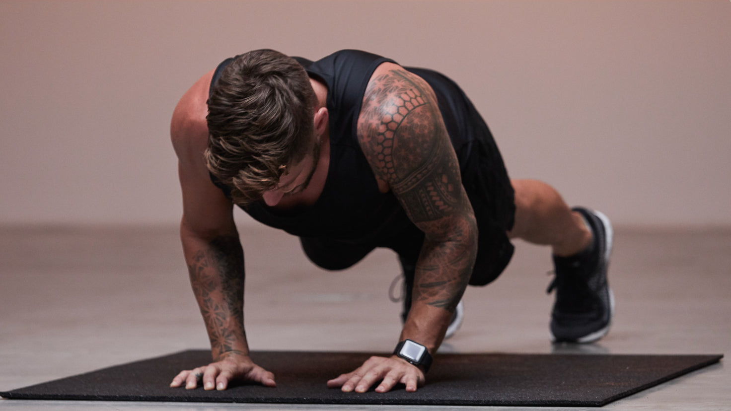 Luke Zocci nailing a tricep push-up.