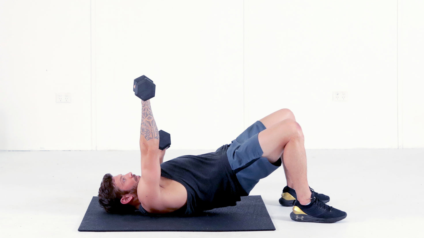 Tutorial: Dumbbell alternating glute bridge floor press