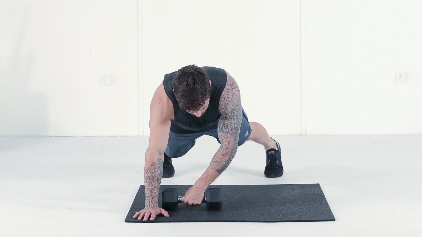 Tutorial: Dumbbell plank drag