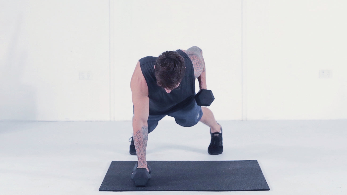Tutorial: Dumbbell renegade row + push-up