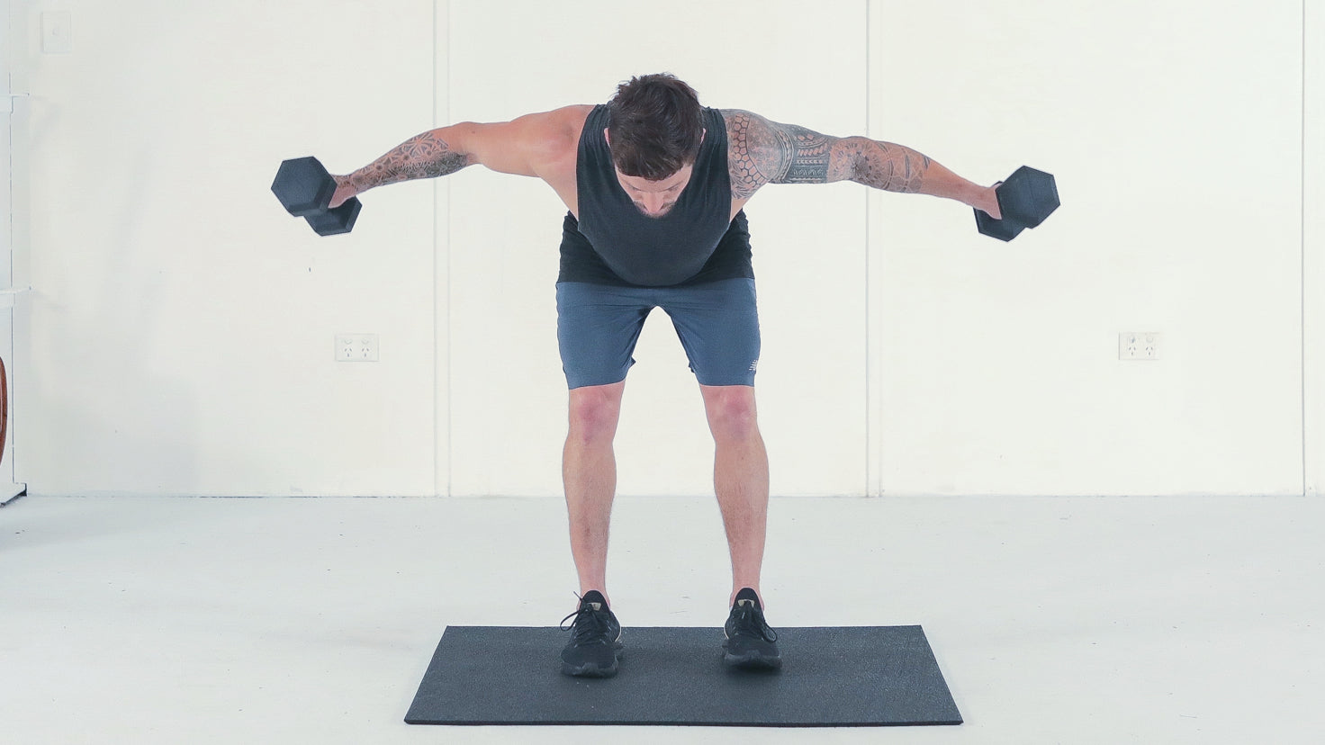 Tutorial: Dumbbell standing rear flys
