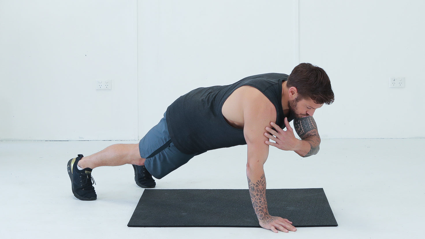 Tutorial: Plank shoulder tap