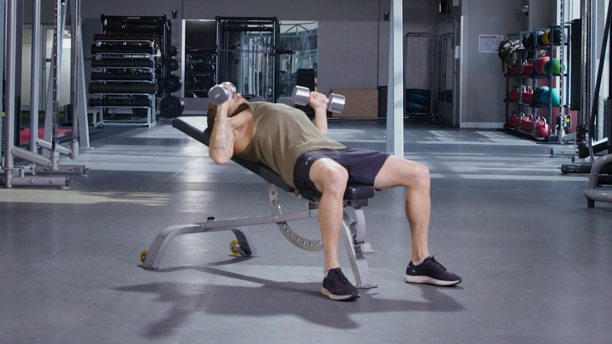 Tutorial: 30-degree incline bench press - Centr
