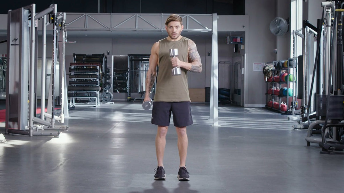 Tutorial: Across-body hammer curls - Centr