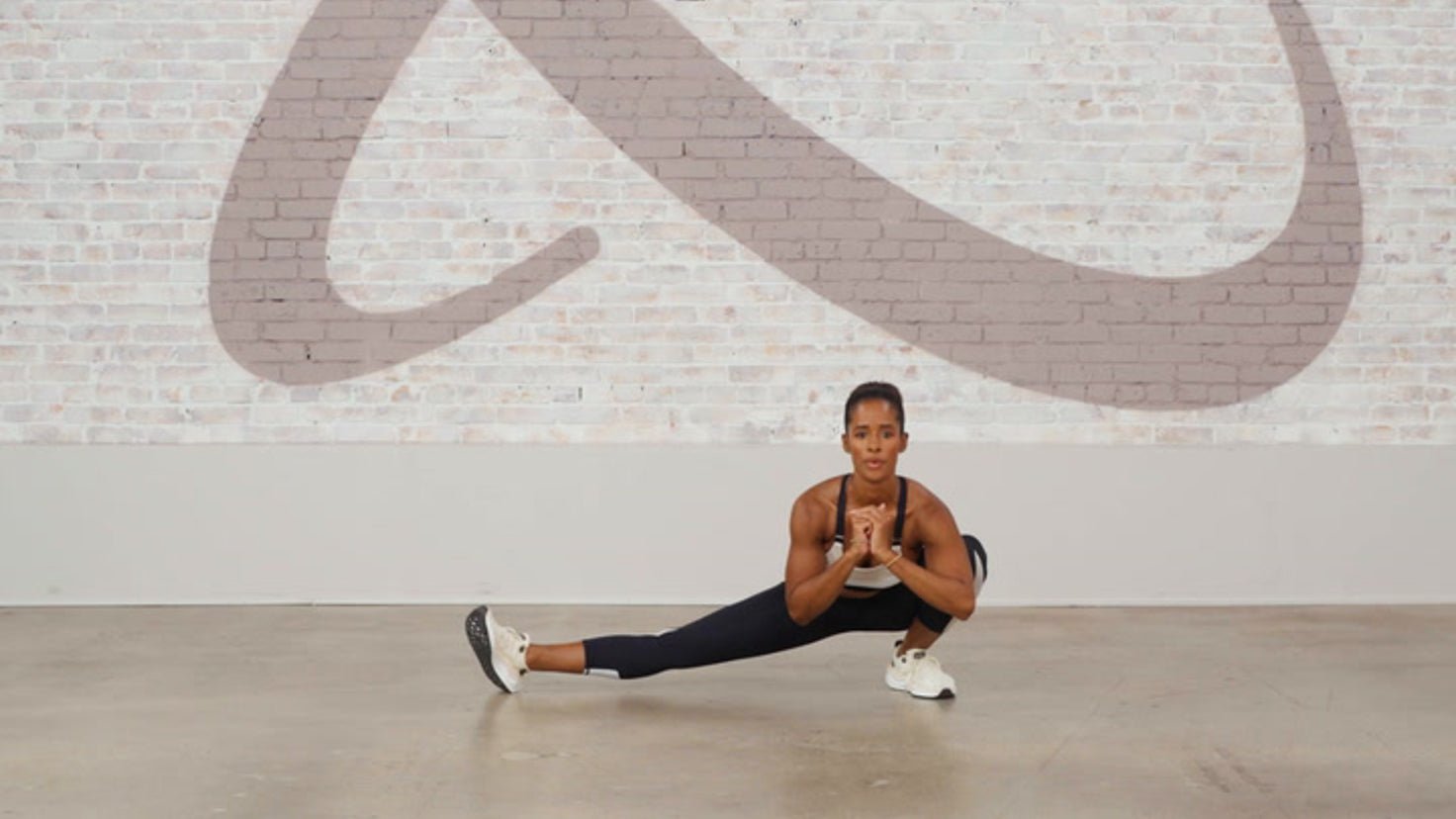 Tutorial: Alternating cossack squat - Centr