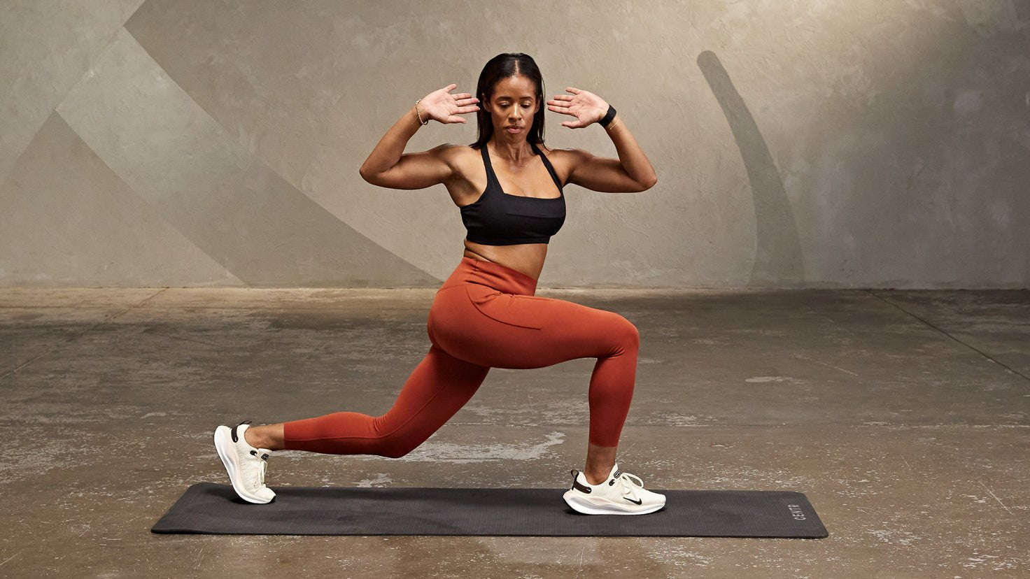 Tutorial - Alternating forward lunge + torso twist - Centr