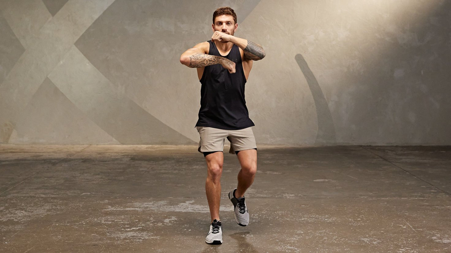 Tutorial: Alternating step backs + speed bag - Centr