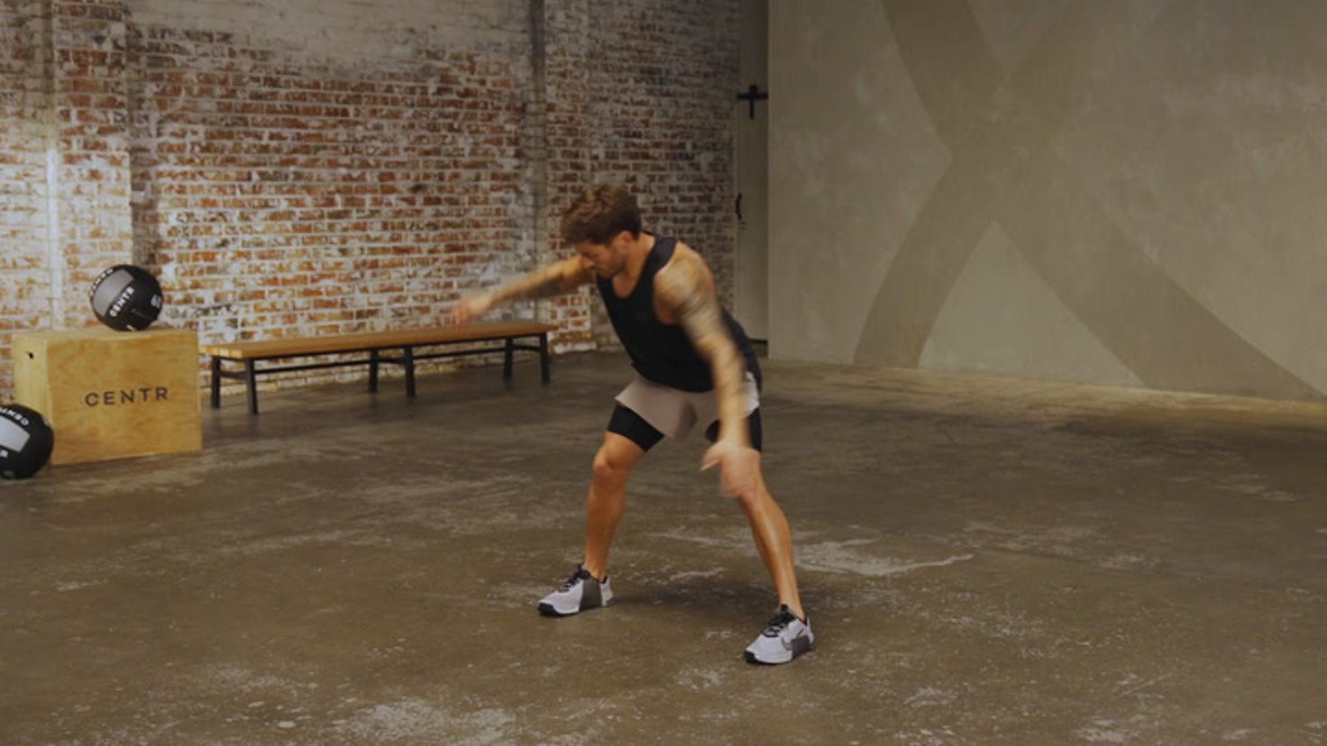 Tutorial: Alternating windmill + toe touches - Centr