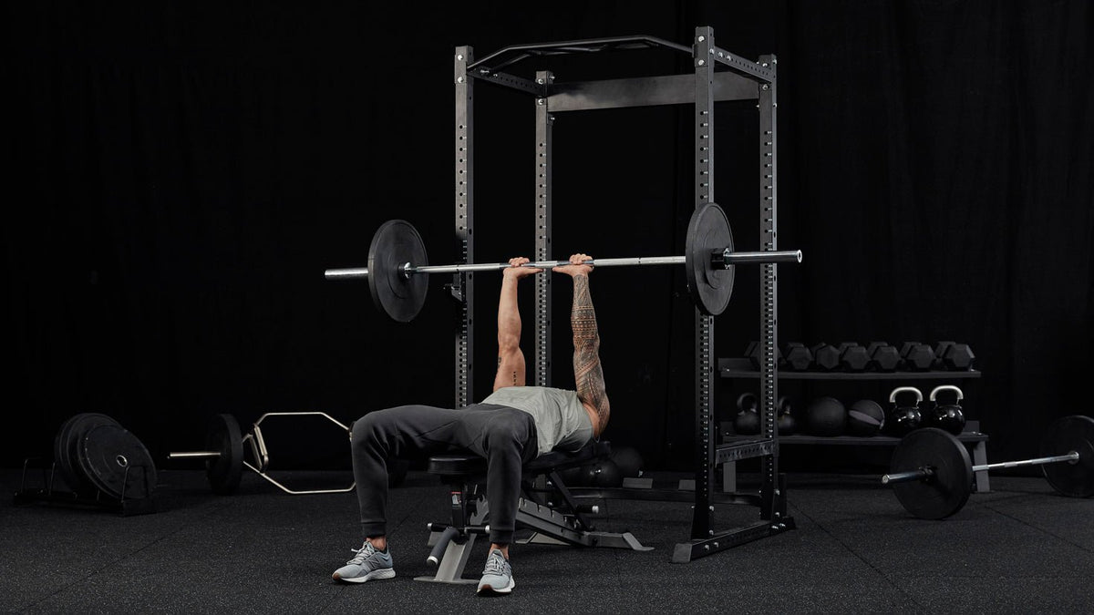 Tutorial: Barbell close-grip bench press - Centr