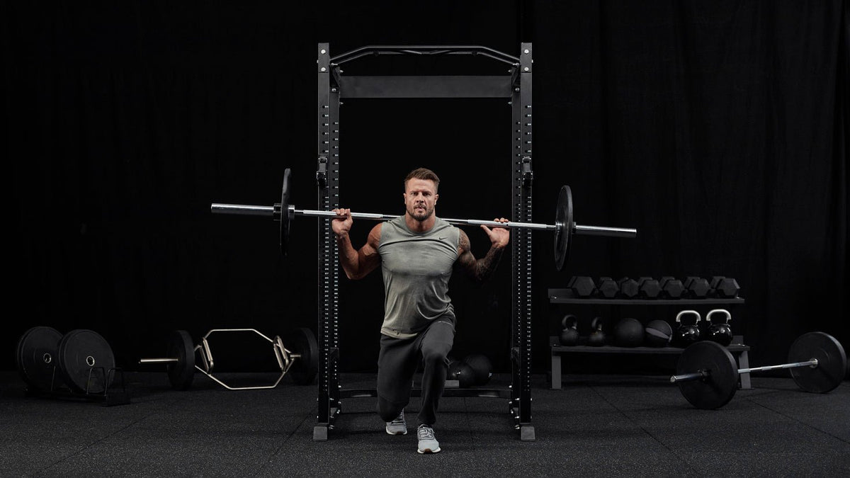 Tutorial: Barbell forward static lunge - Centr