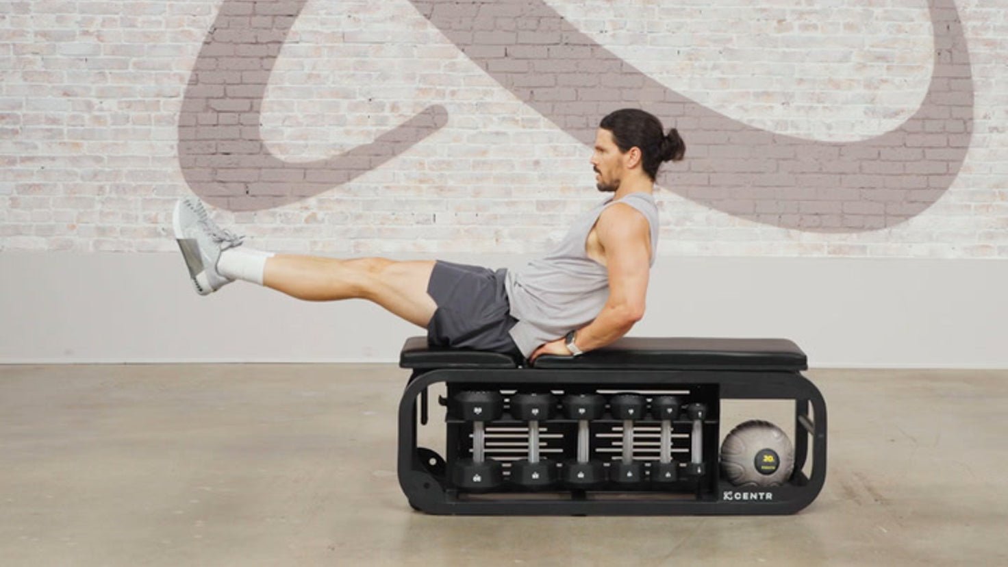 Tutorial: Bench knee tucks - Centr