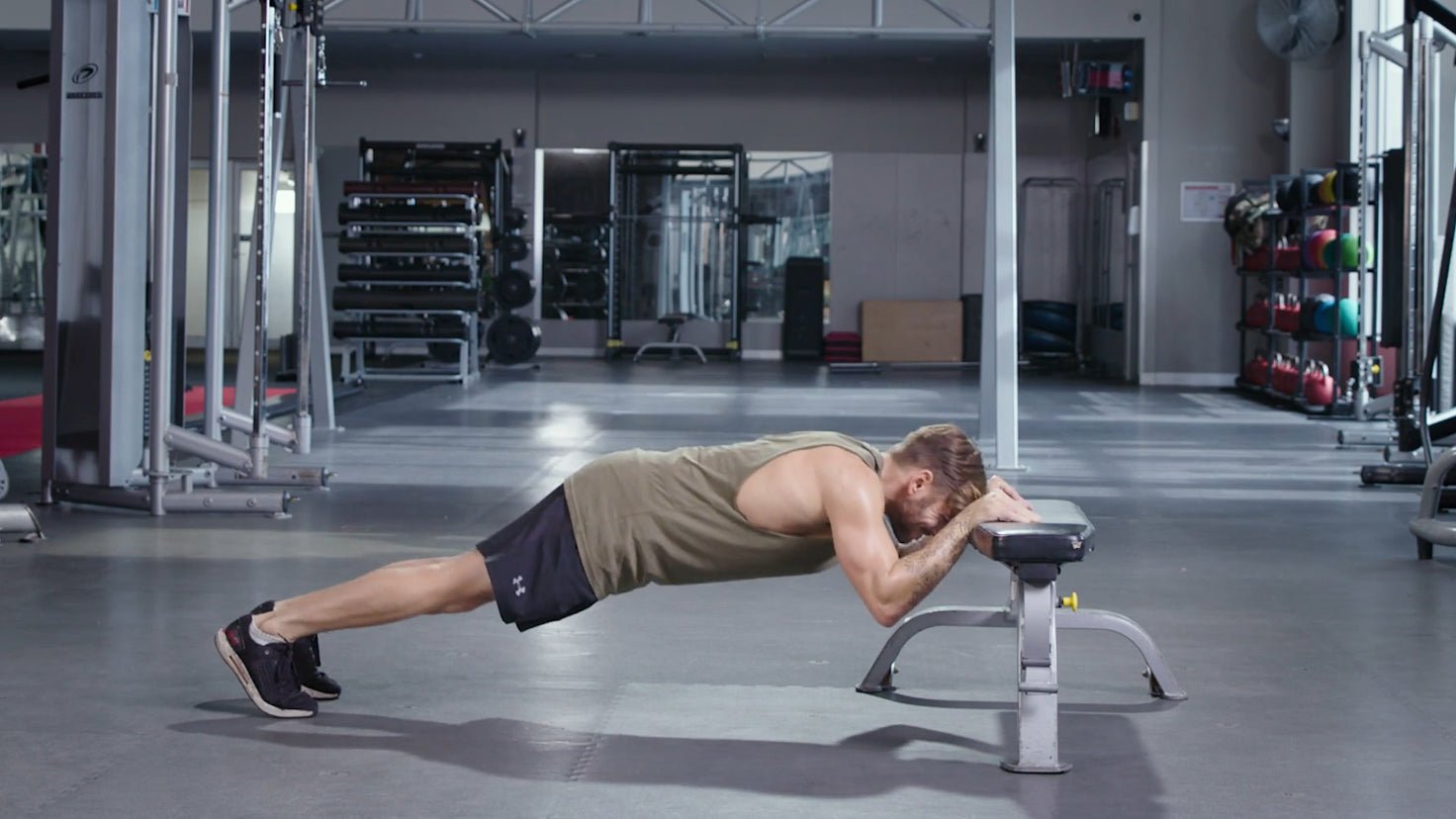 Tutorial: Bodyweight skull crushers - Centr