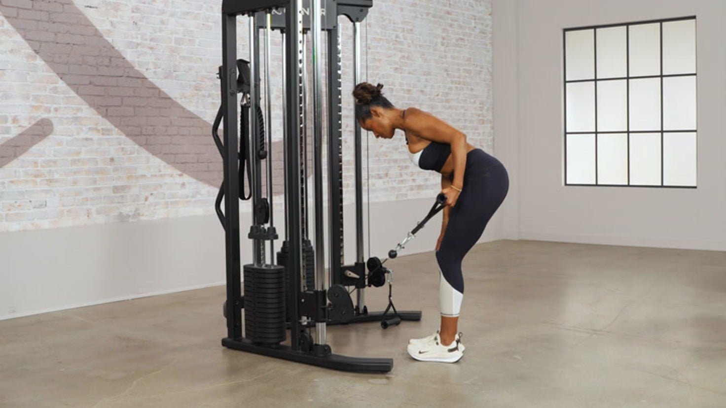 Tutorial: Cable single-arm supinated-grip tricep kickback - Centr