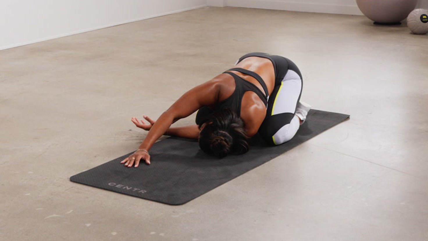 Tutorial: Child's pose + thread-the-needle - Centr