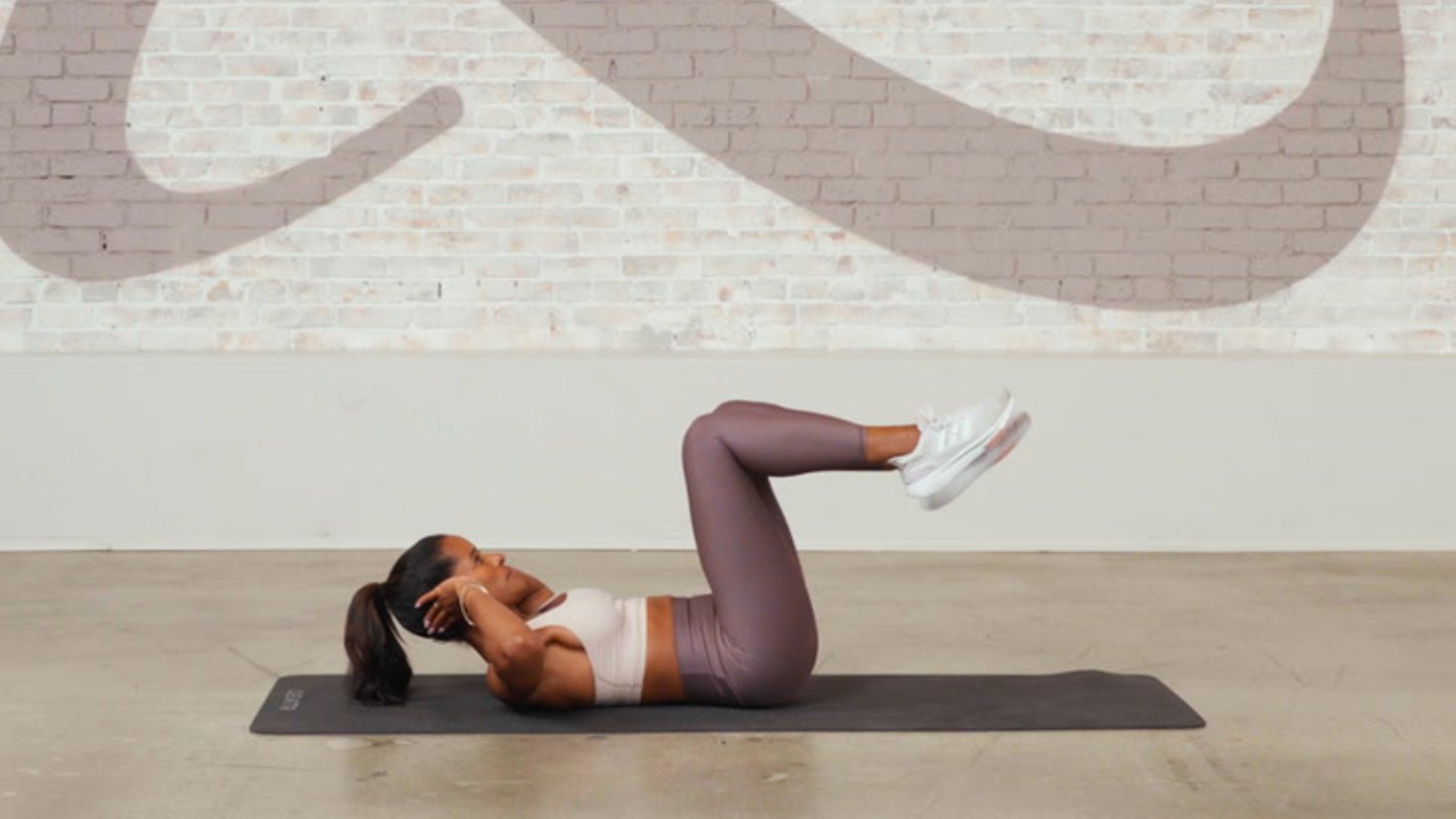 Tutorial: Crunch hold + alternating bent-knee leg lowers - Centr