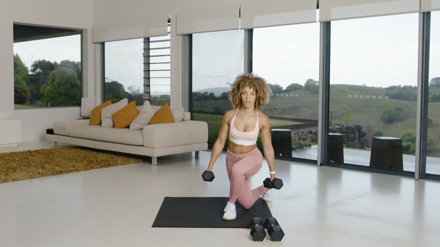 Tutorial: Curtsy lunge + lateral raise - Centr