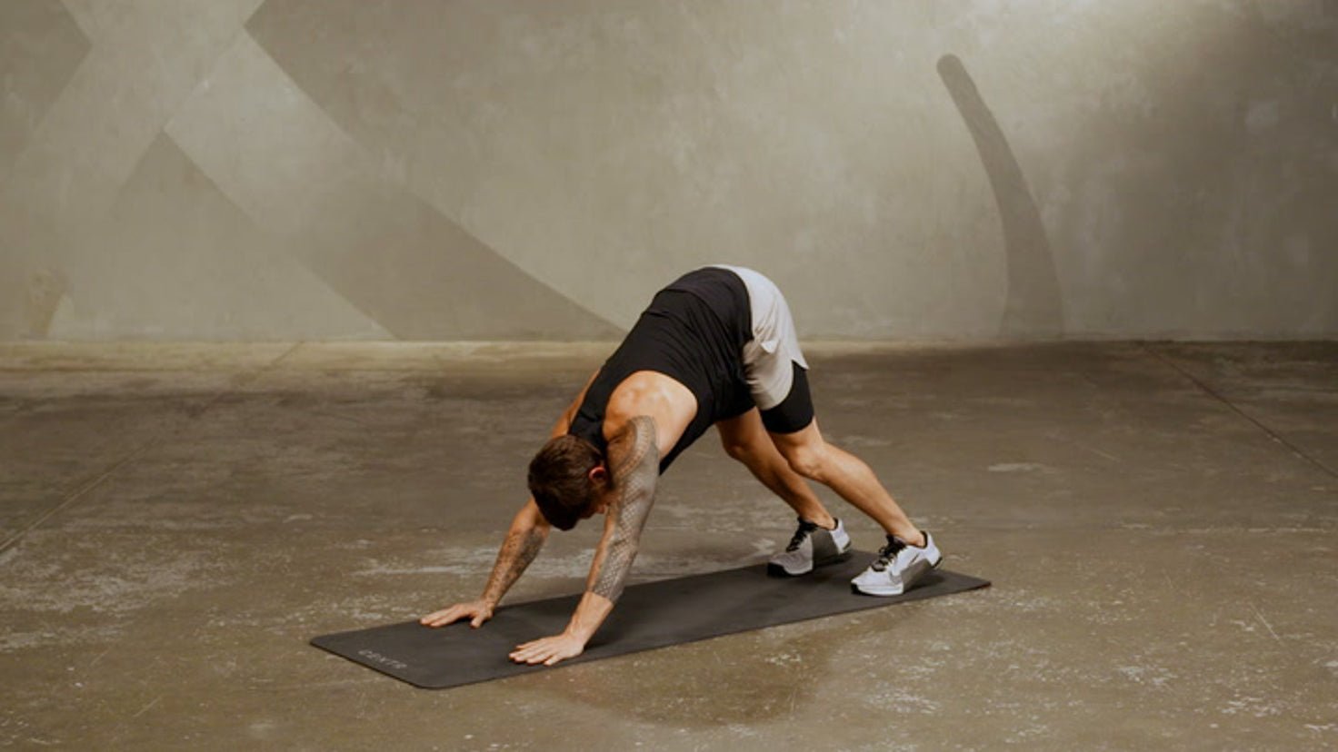 Tutorial: Downward dog + alternating hip opener - Centr