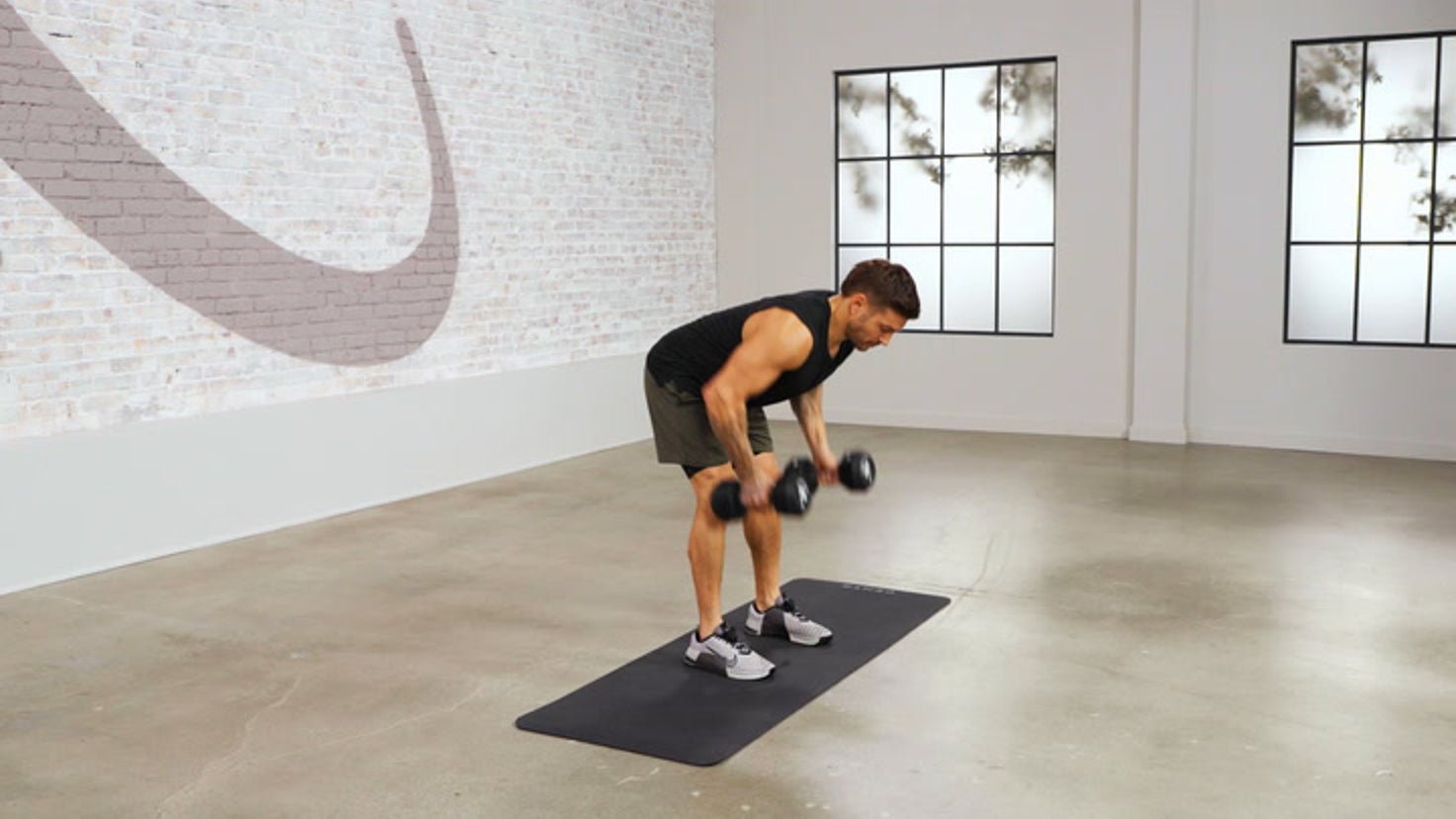 Tutorial: Dumbbell 3-point bent-over row - Centr