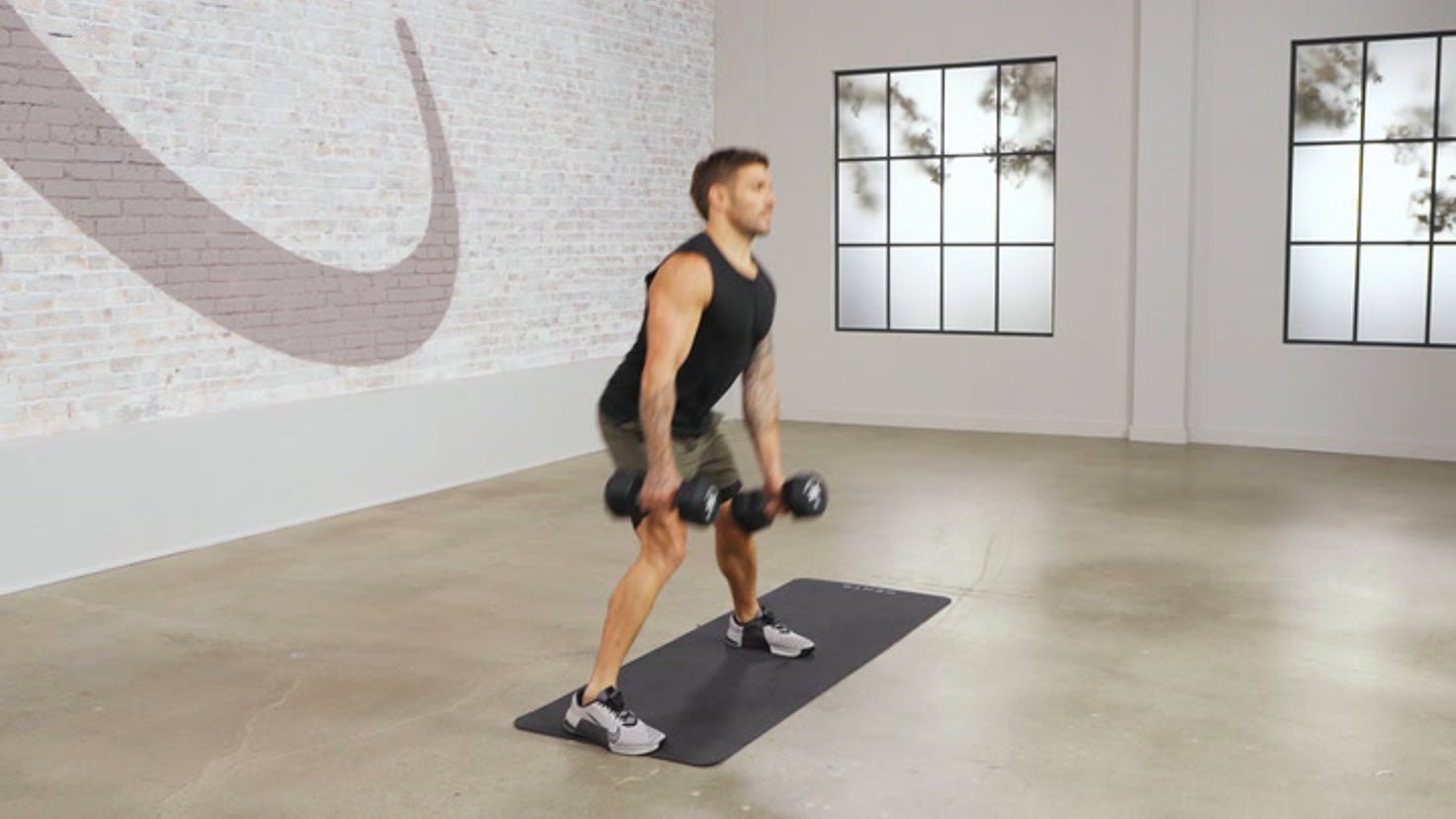 Tutorial: Dumbbell alternating lateral lunge - Centr