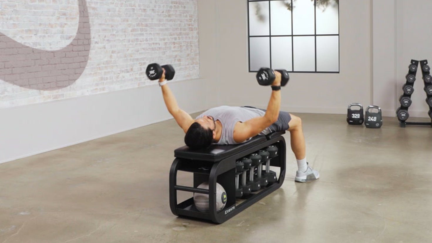 Tutorial: Dumbbell bench chest fly - Centr