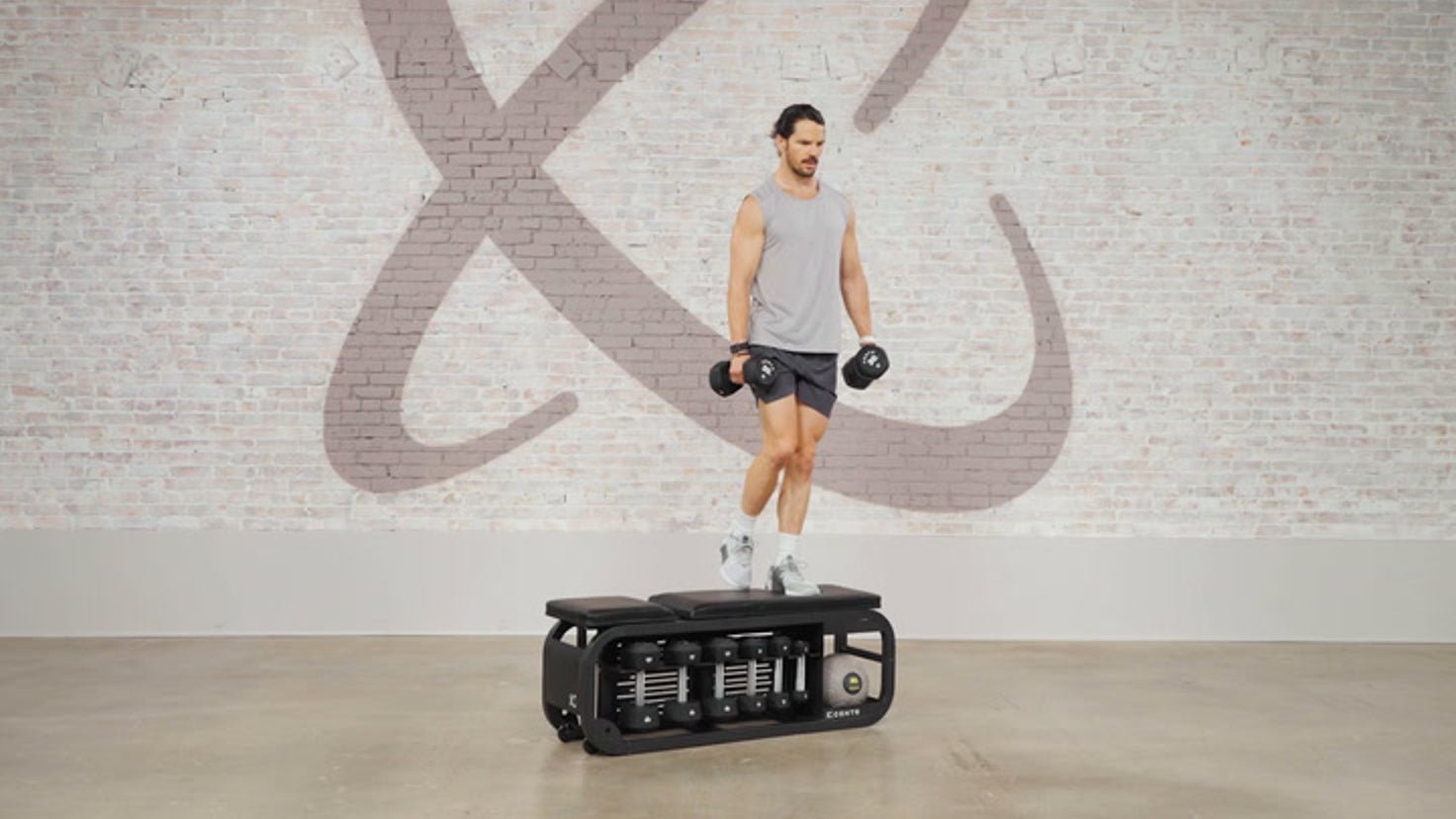 Tutorial: Dumbbell bench concentric step-up - Centr