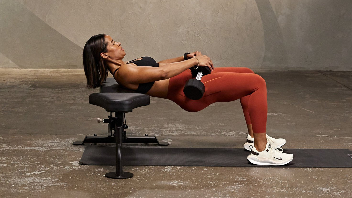 Tutorial: Dumbbell bench hip thrust - Centr