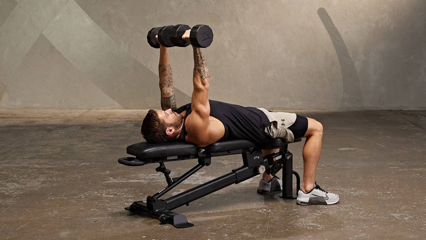 Tutorial: Dumbbell bench press - Centr