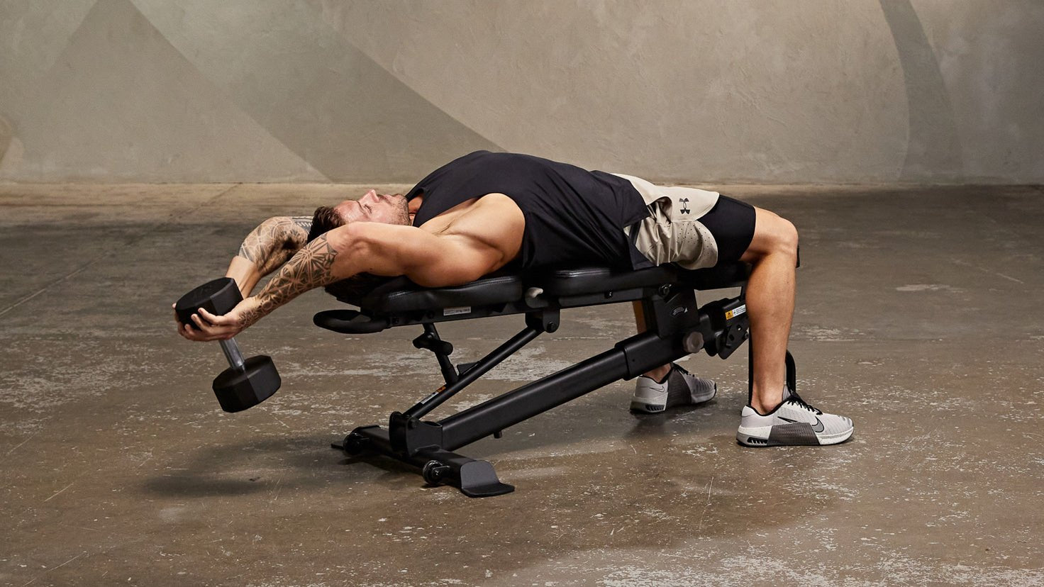 Tutorial: Dumbbell bench pull-over - Centr