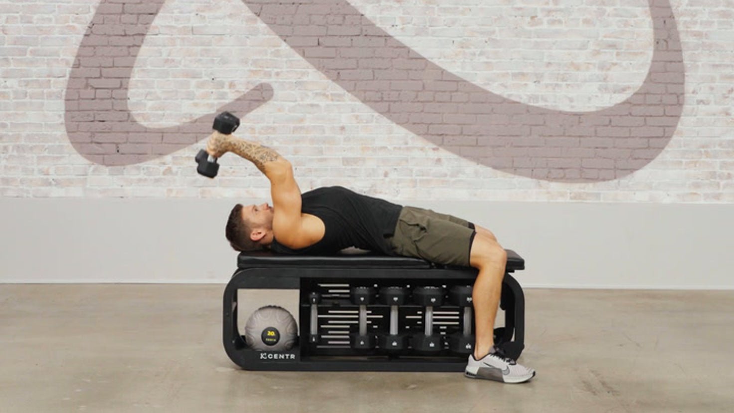 Tutorial: Dumbbell bench skull crusher - Centr