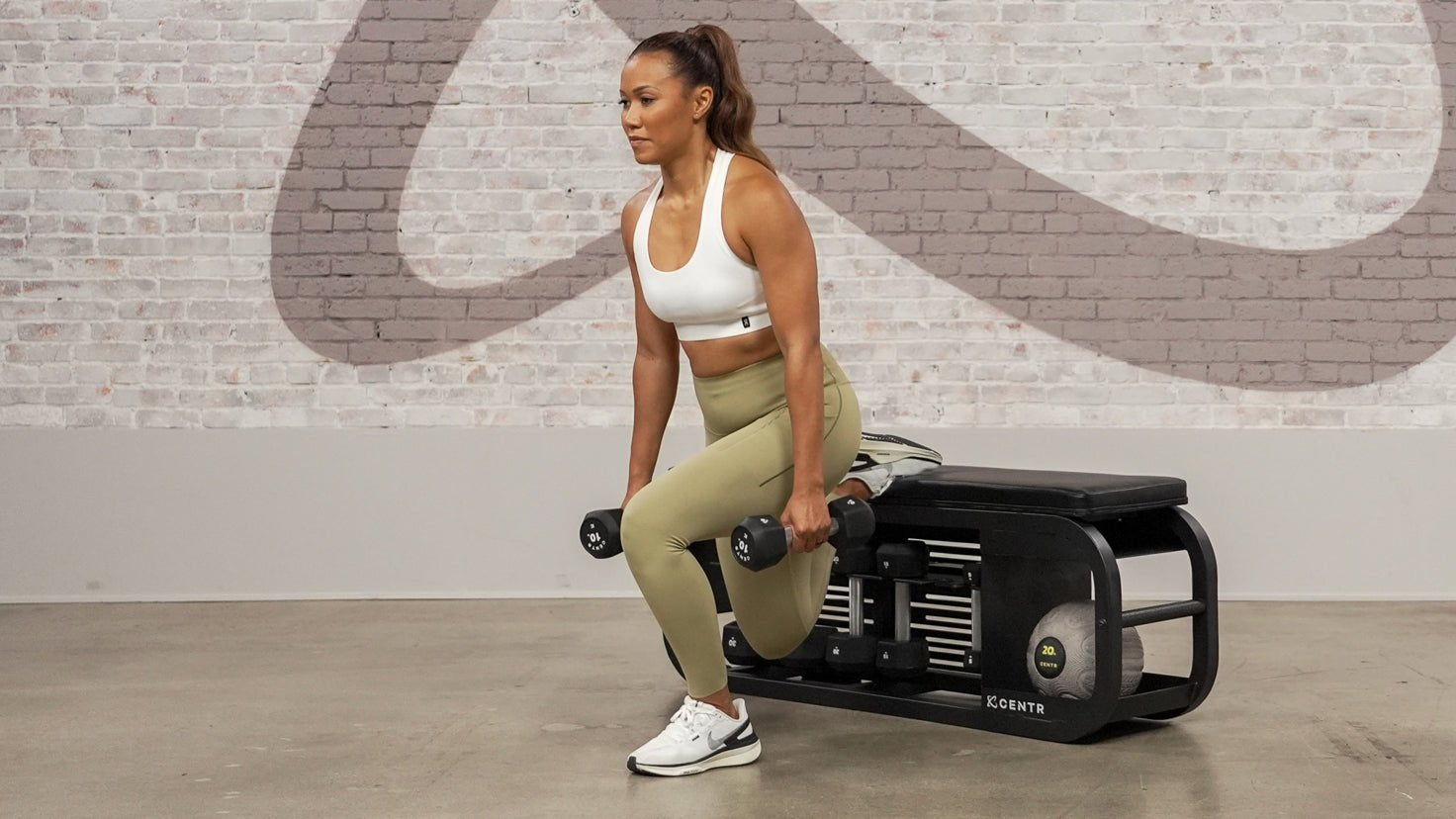 Tutorial: Dumbbell Bulgarian split squat + hop - Centr