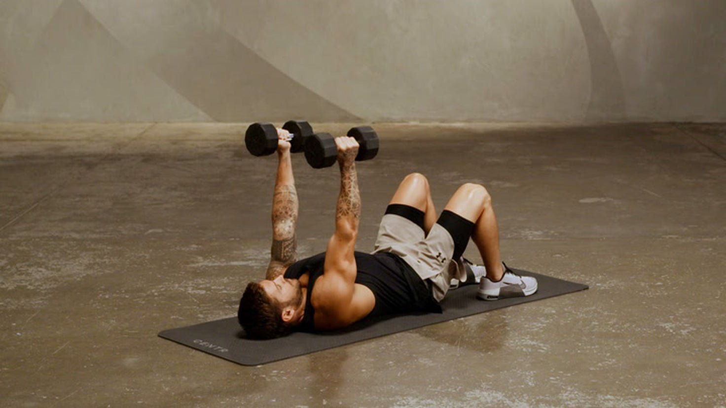 Tutorial: Dumbbell close-grip floor press - Centr
