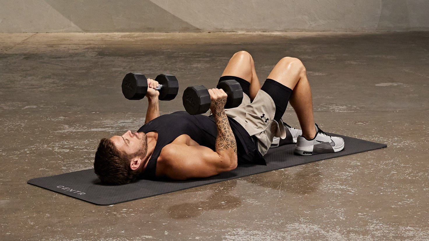 Tutorial: Dumbbell close-grip floor press - Centr
