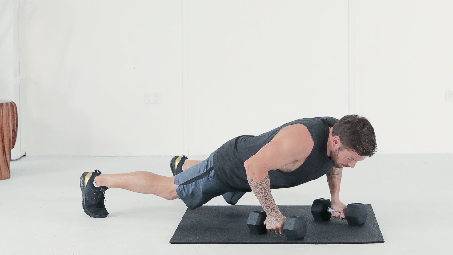 Tutorial: Dumbbell devil press - Centr