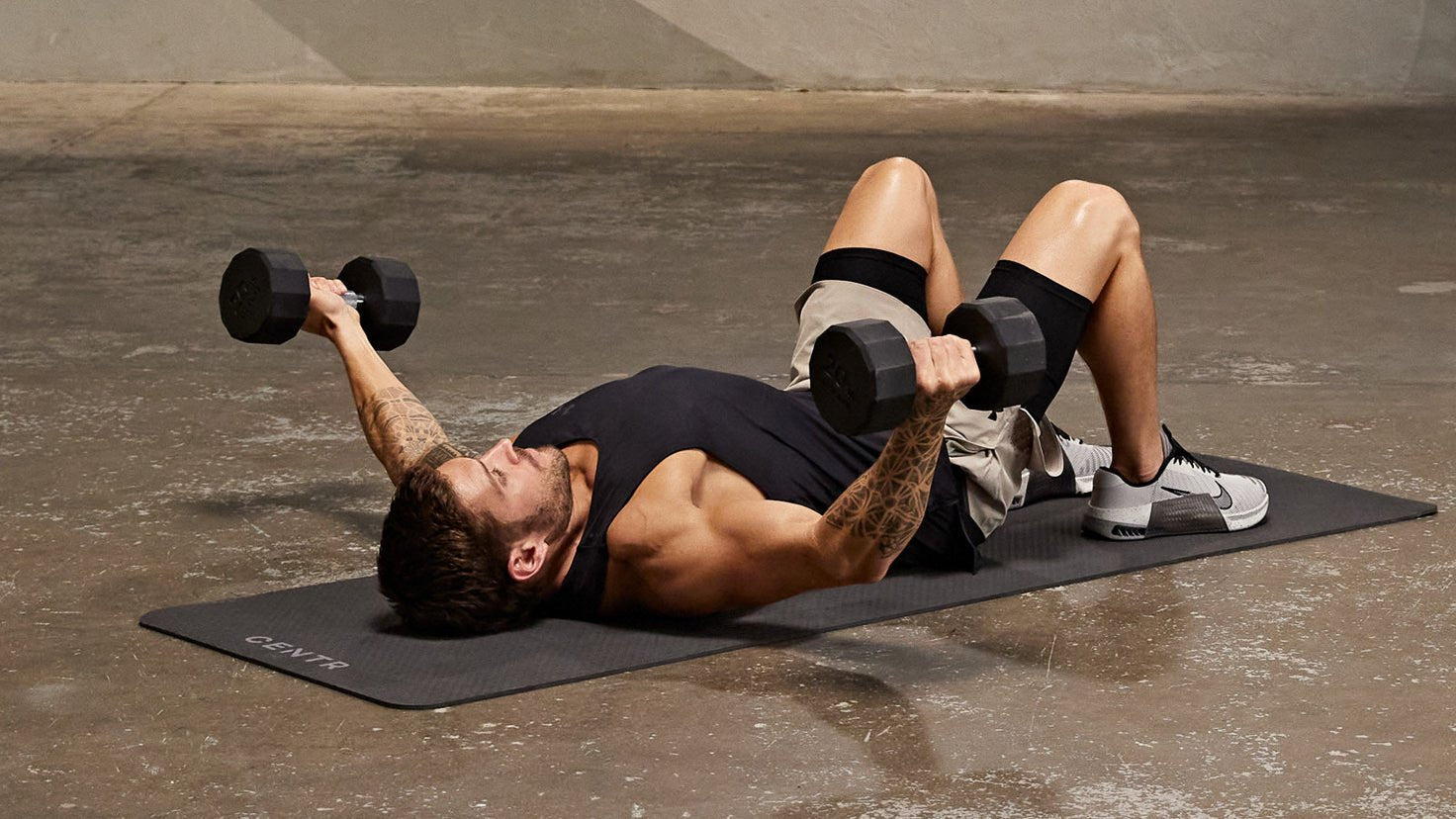 Tutorial: Dumbbell floor chest fly - Centr