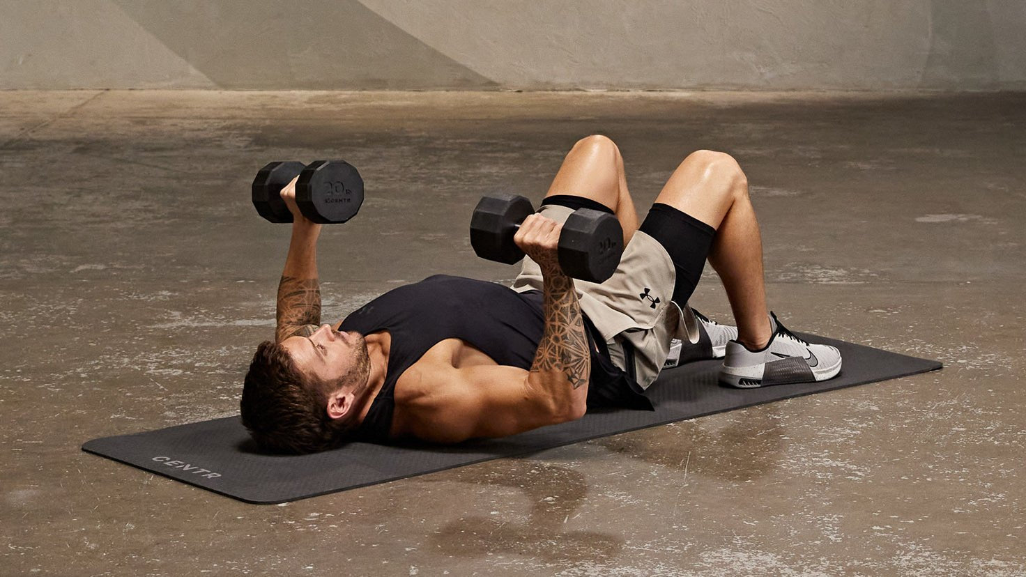 Tutorial: Dumbbell floor press - Centr