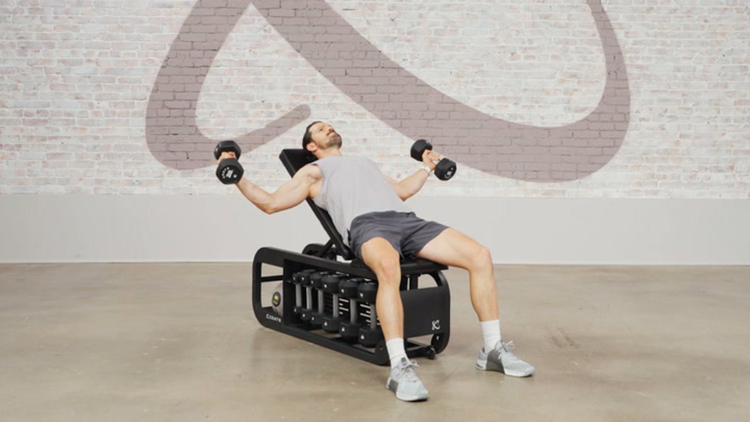 Tutorial: Dumbbell incline chest fly - Centr