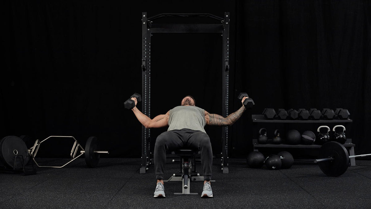 Tutorial: Dumbbell incline flys - Centr
