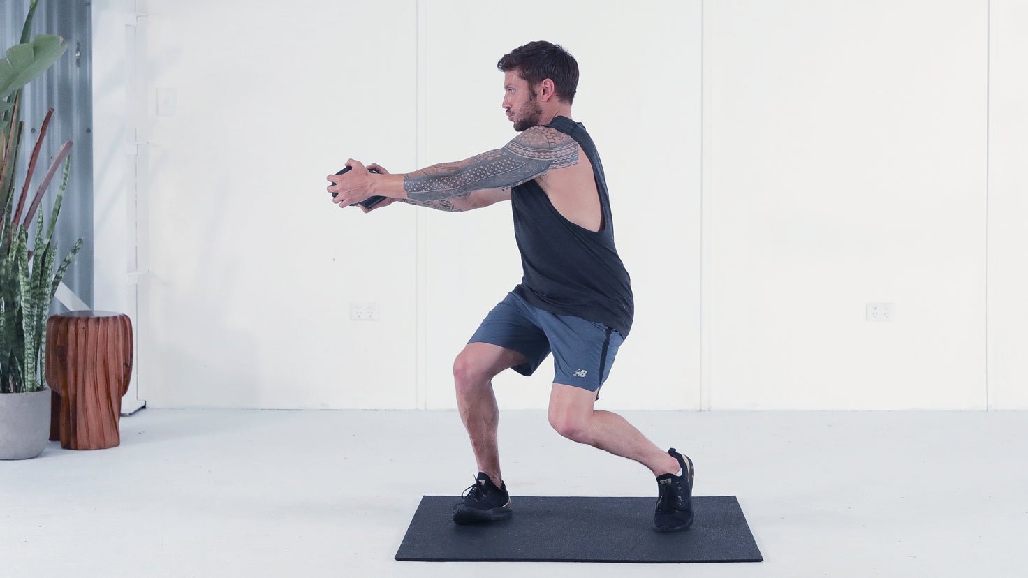 Tutorial: Dumbbell low wood chop - Centr