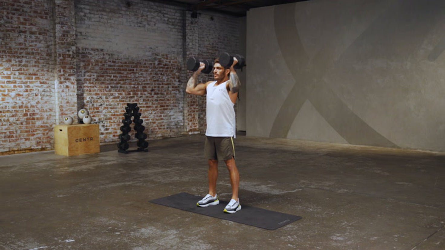 Tutorial: Dumbbell push press - Centr