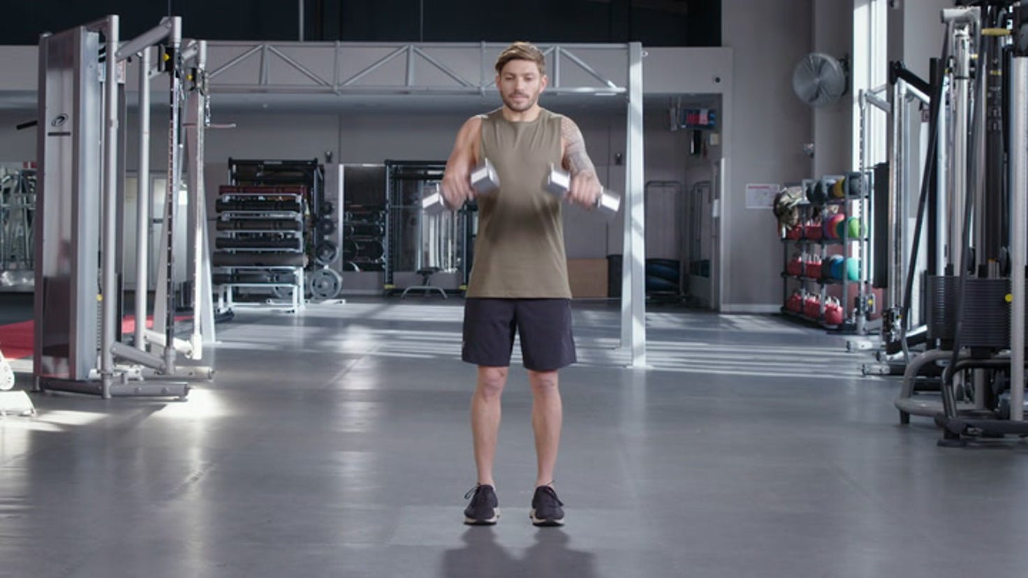 Tutorial: Dumbbell reverse-grip bicep curl - Centr