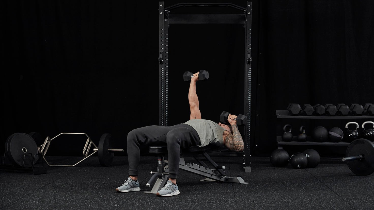 Tutorial: Dumbbell single-arm alternating bench press - Centr