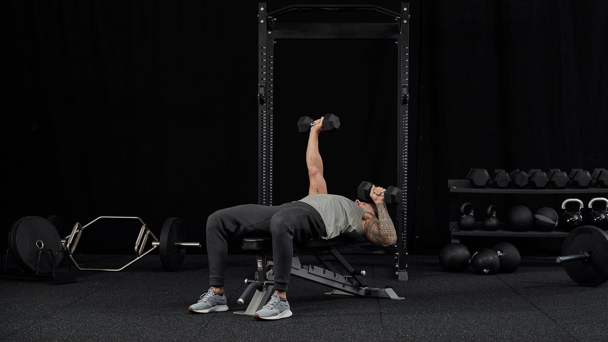 Tutorial: Dumbbell single-arm alternating bench press - Centr