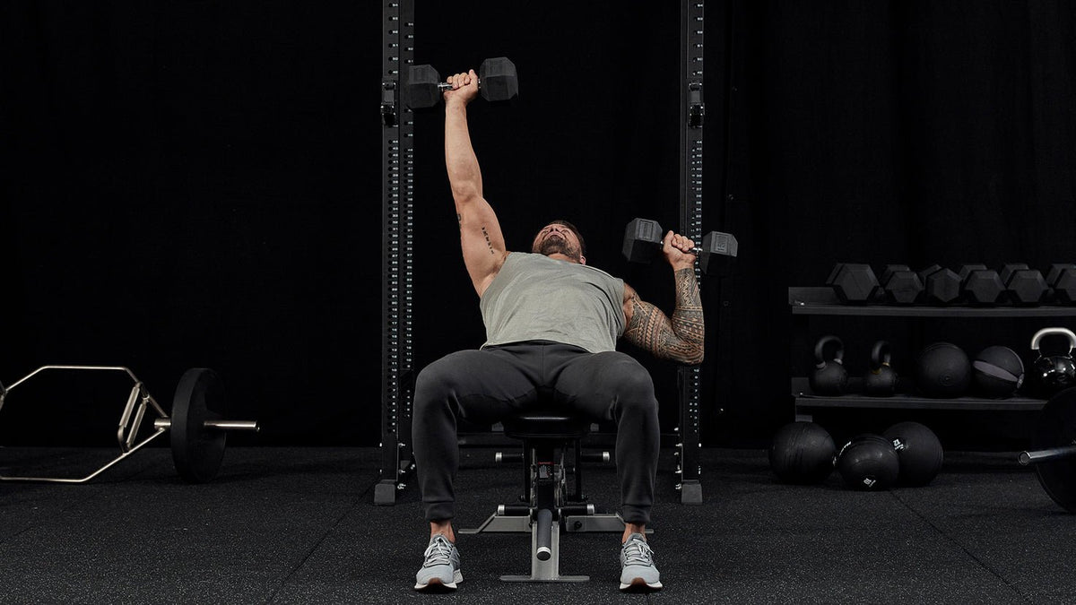 Tutorial: Dumbbell single-arm alternating incline bench press - Centr