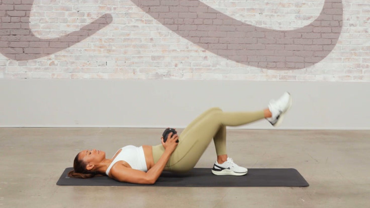 Tutorial: Dumbbell single-leg glute bridge + extension - Centr