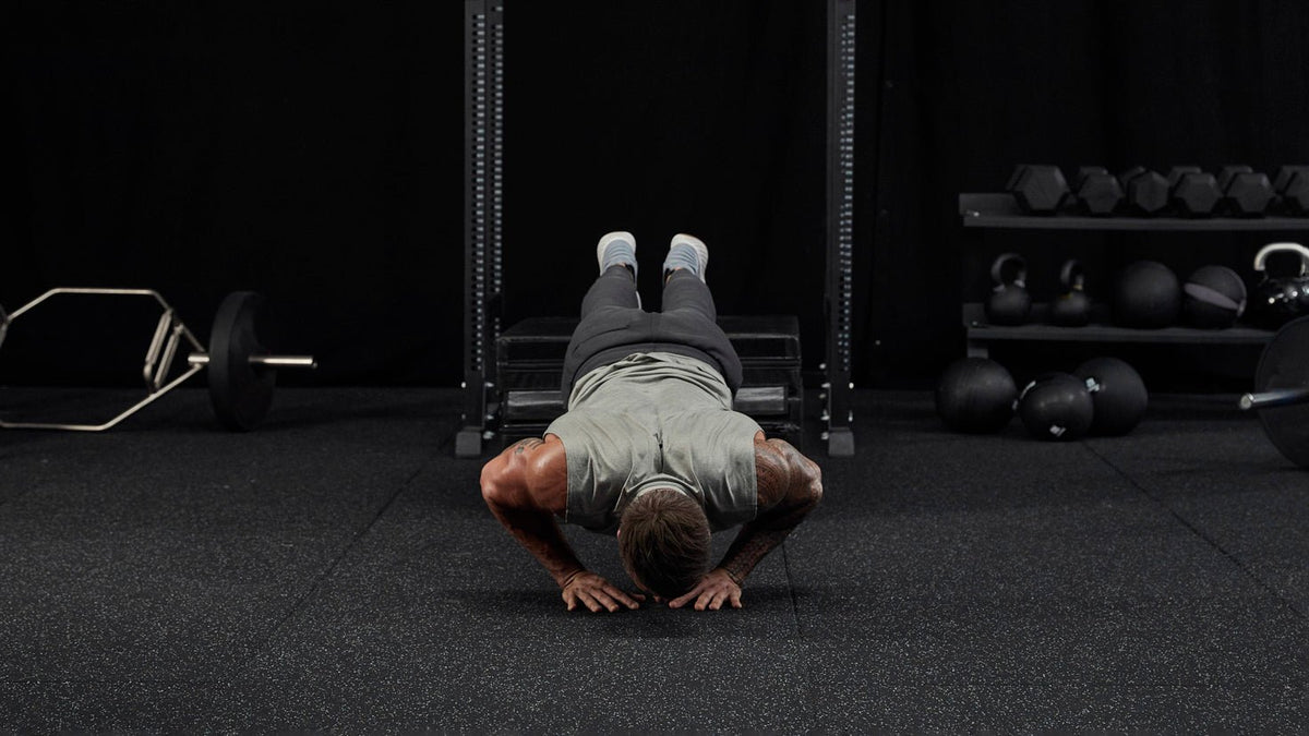 Tutorial: Elevated close-grip push-up - Centr