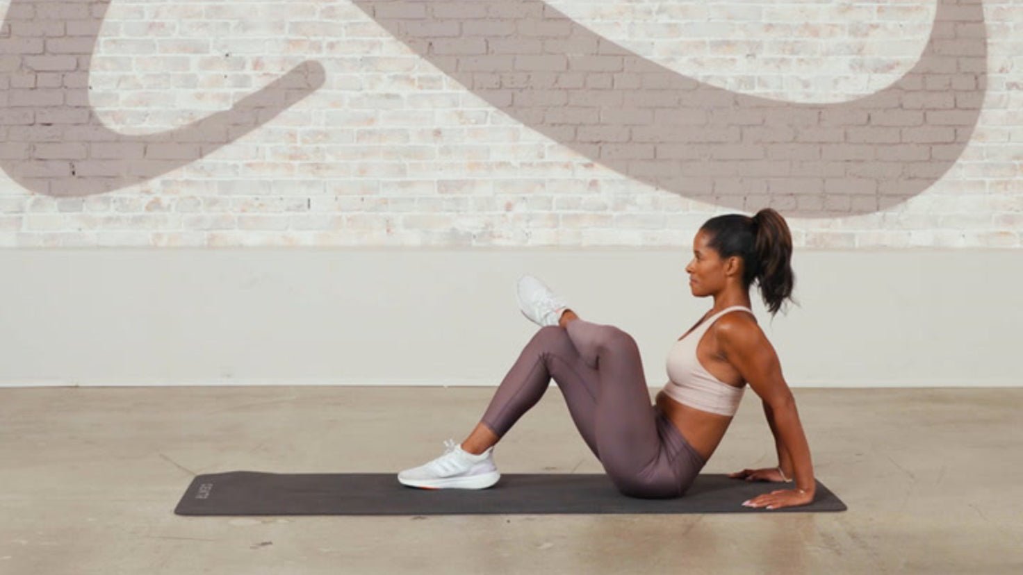 Tutorial: Figure-4 stretch + alternating knee drop - Centr