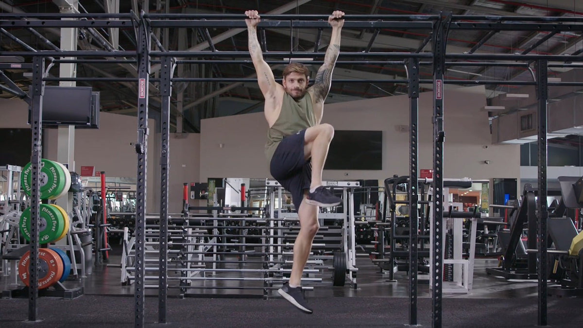 Tutorial: Hanging alternating single-leg knee raise - Centr