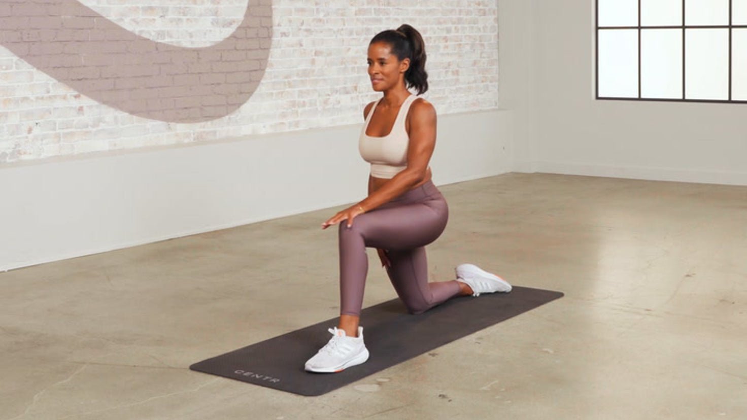 Tutorial: Hip flexor stretch + knee circles - Centr