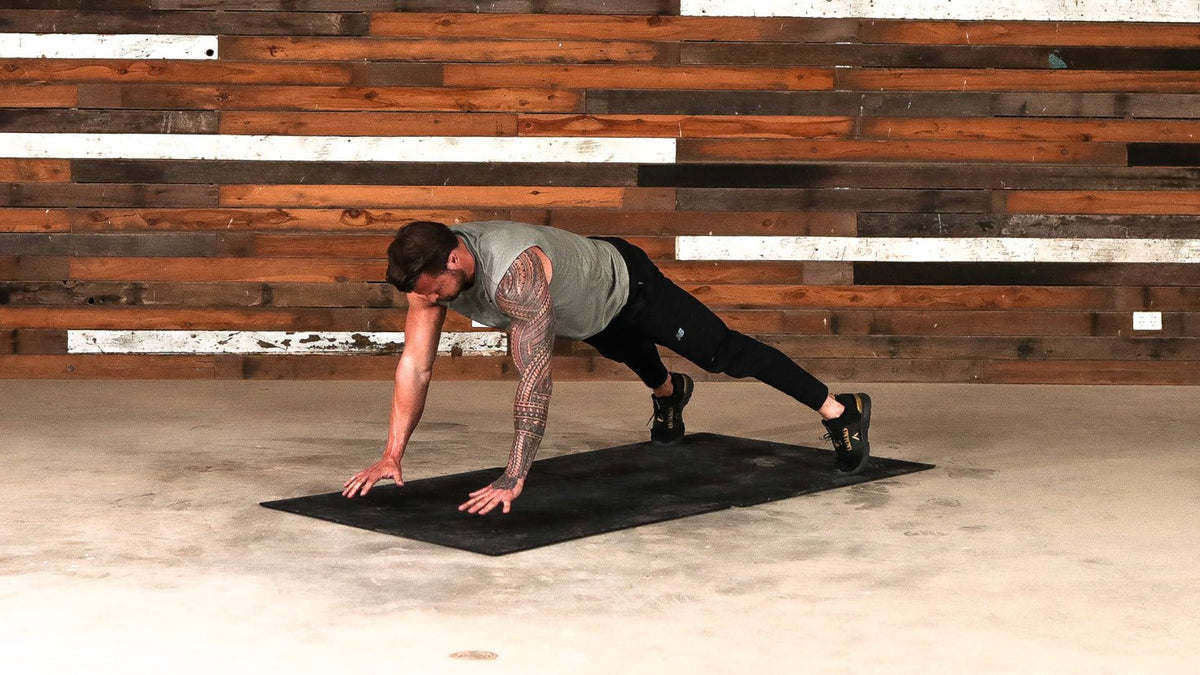 Tutorial: In-out plank jacks - Centr